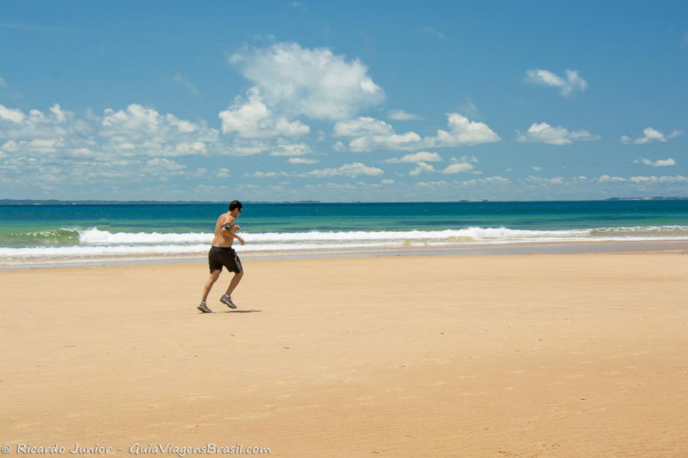 Imagem de um rapaz fazendo exercícios na linda Praia Ponta do Mutá.